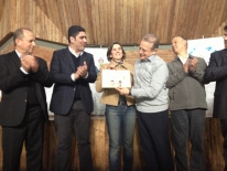 Representante da Obra Promocional Santa Marta, Elaine Rocha, recebeu o certificado do governador Tarso Genro, observada pelo secretário Fabiano