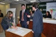 O secretário Fabiano Pereira (ao centro) assina a adesão do município de Sapiranga ao lado do prefeito Nelson Spolaor  e da presidente do Cedica, Márcia Herbertz